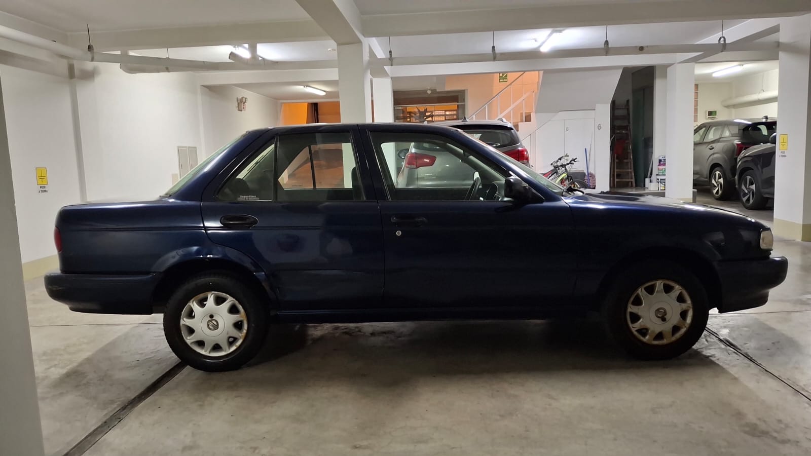 Perfil del Nissan Sentra azul oscuro
